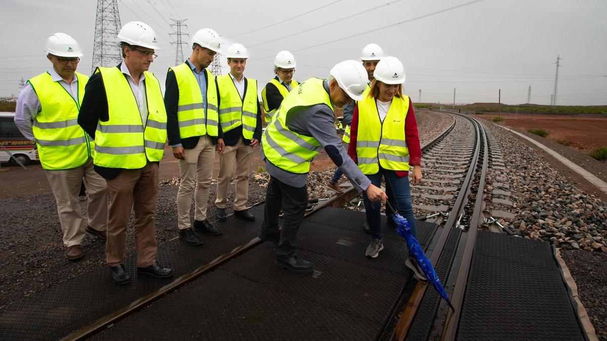 La delegada del Gobierno Pilar Bernabé, junto a Darío Moreno, Josep Vicent Boira y los técnicos de Adif AV y la constructora de la obra.