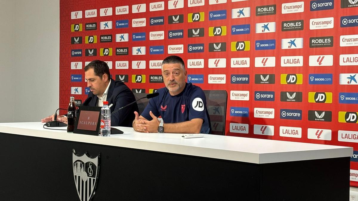 García Pimienta en rueda de prensa antes de recibir al Villarreal en su estreno en el Sánchez Pizjuán