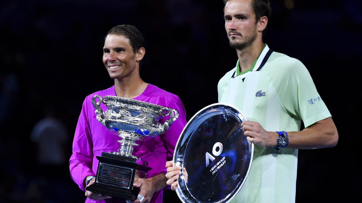 Rafa Nadal y Daniil Medvedev, en la ceremonia de clausura y entrega de premios del Australian Open