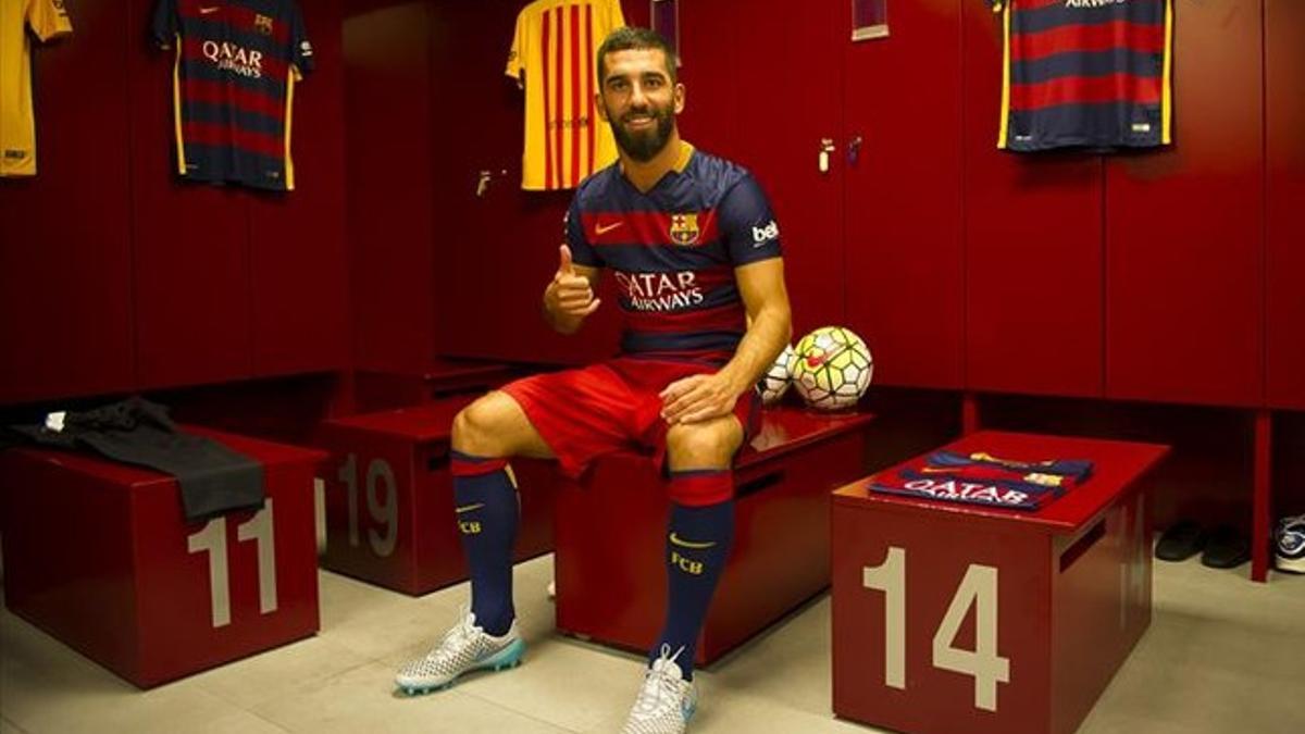 Arda Turan , en el vestuario del Barcelona