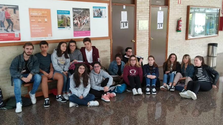 Alumnos afectados por el escándalo de selectividad, en la Facultad de Traducción de Vigo. // M. N.