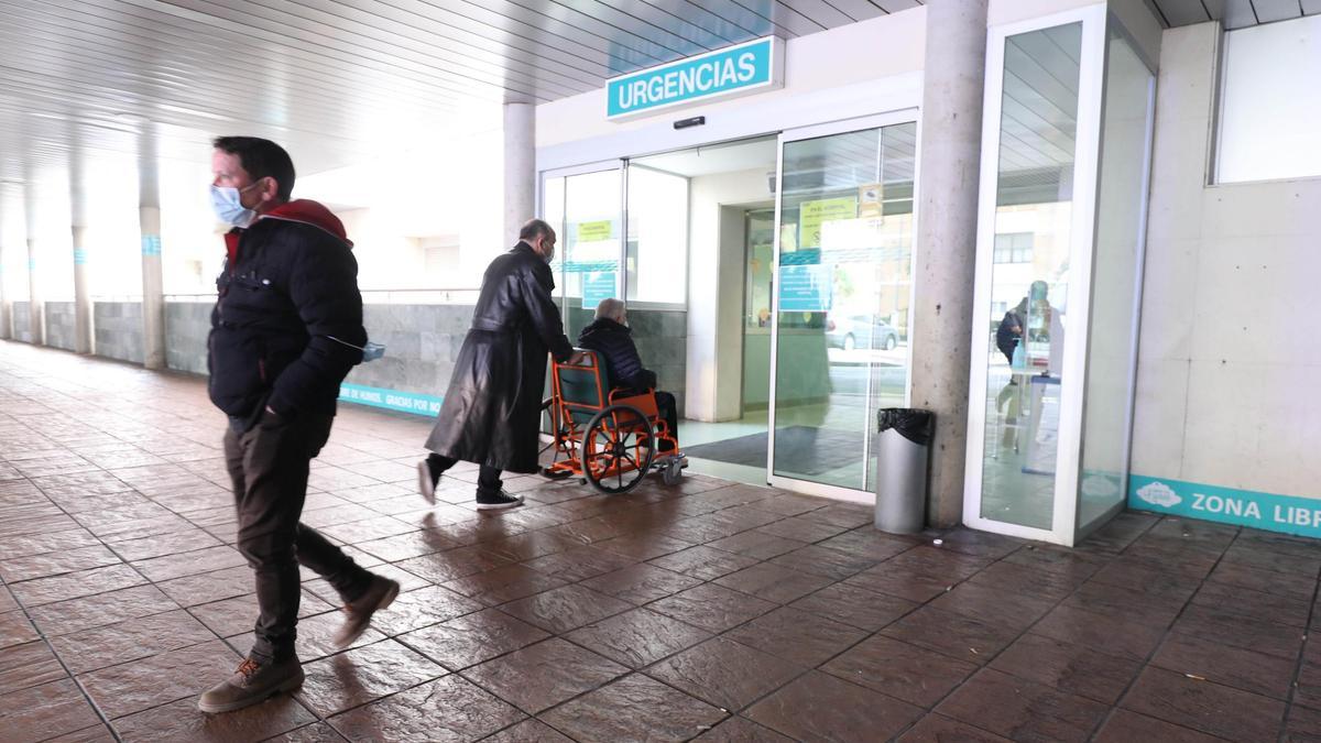 Varios usuarios acceden al servicio de Urgencias del hospital Miguel Servet de Zaragoza.