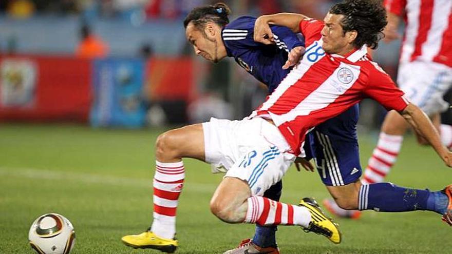 Valdez disputa un balón con el japonés Tulio, durante el reciente Mundial de Sudáfrica.