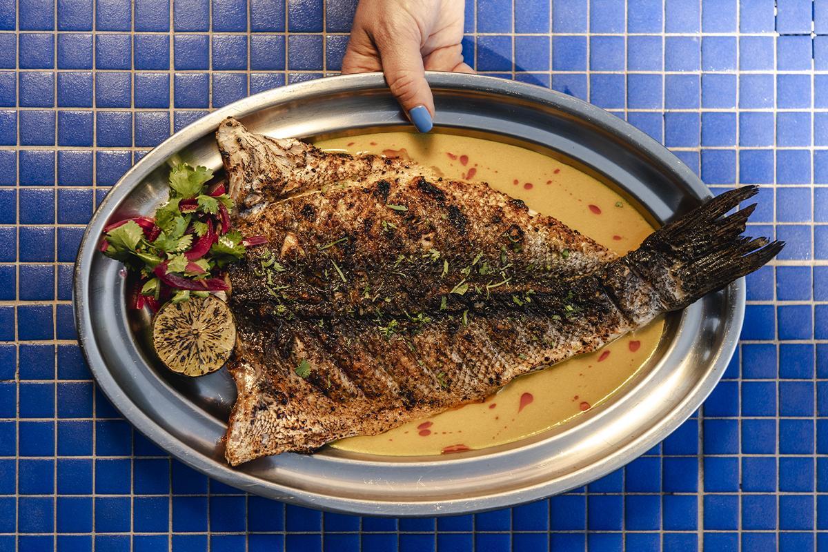Pescado preparado en la robata de Sisí.
