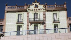 La fachada del equipamiento municipal de Mas Guinardó, en Barcelona.