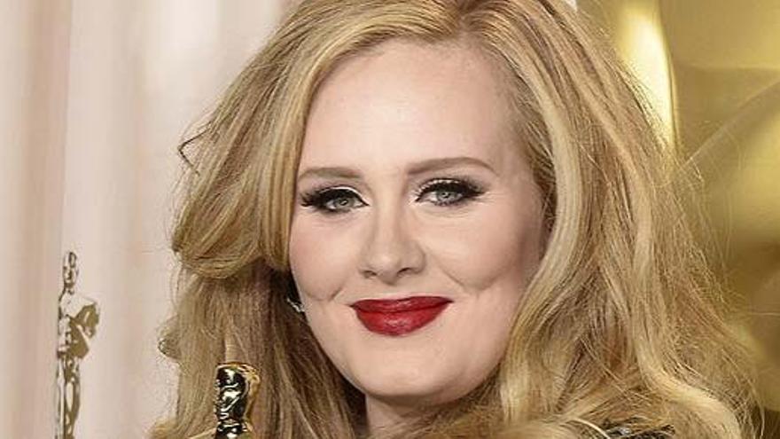 Adele cumple 25 años con un tercer álbum en camino