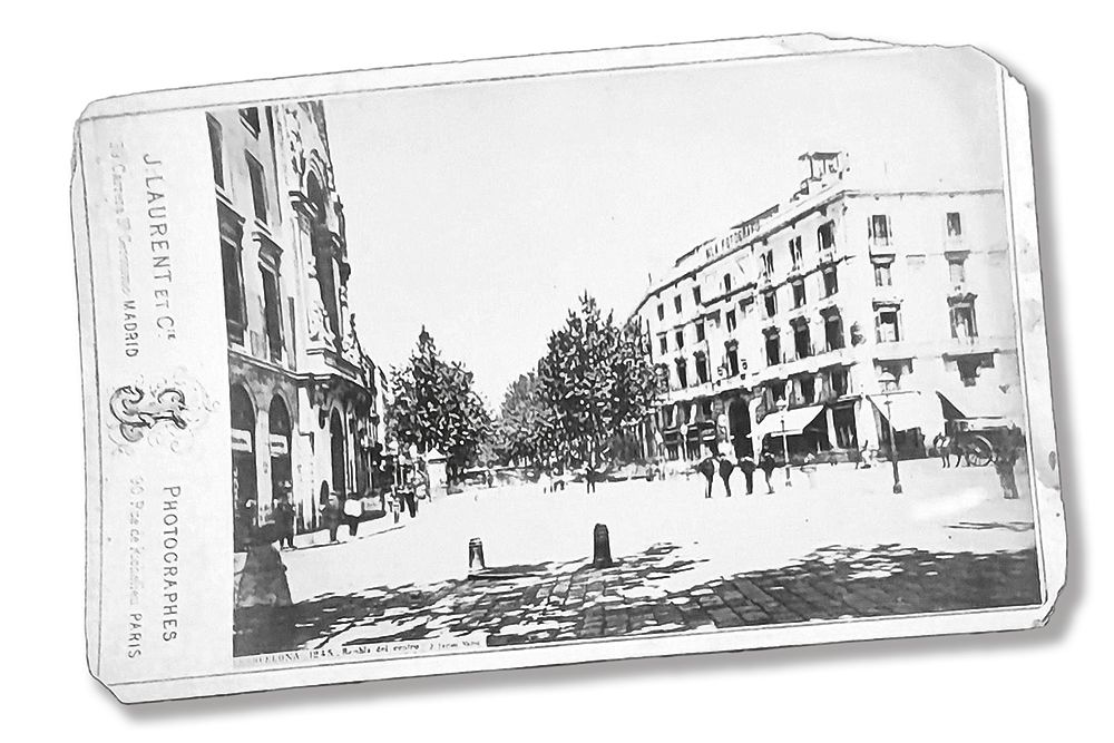 Postal de la Rambla del centre, de Barcelona, on hi ha anotades les adreces de la Casa Laurent a Madrid i París
