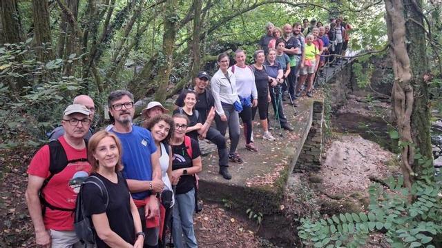 Participantes en una jornada con salida y llegada en Paradela. |