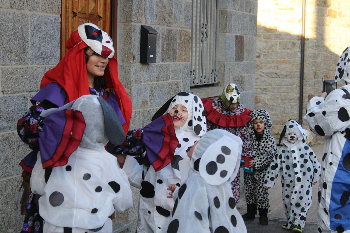 GALERÍA | Villanueva de Valrojo se viste de Carnaval