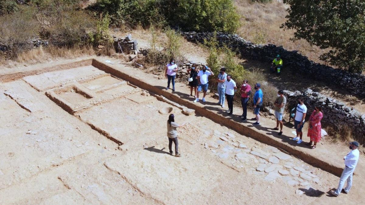 Arriba, excavaciones arqueológicas en “El Castrico” de Rabanales el pasado verano. Abajo, Corporación Municipal de Rabanales. | Ch. S.