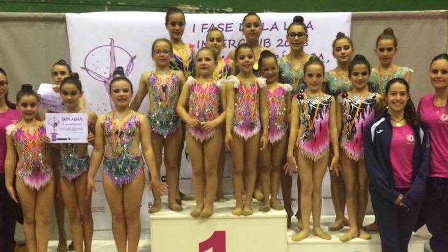 Componentes del Club Algar con sus entrenadoras