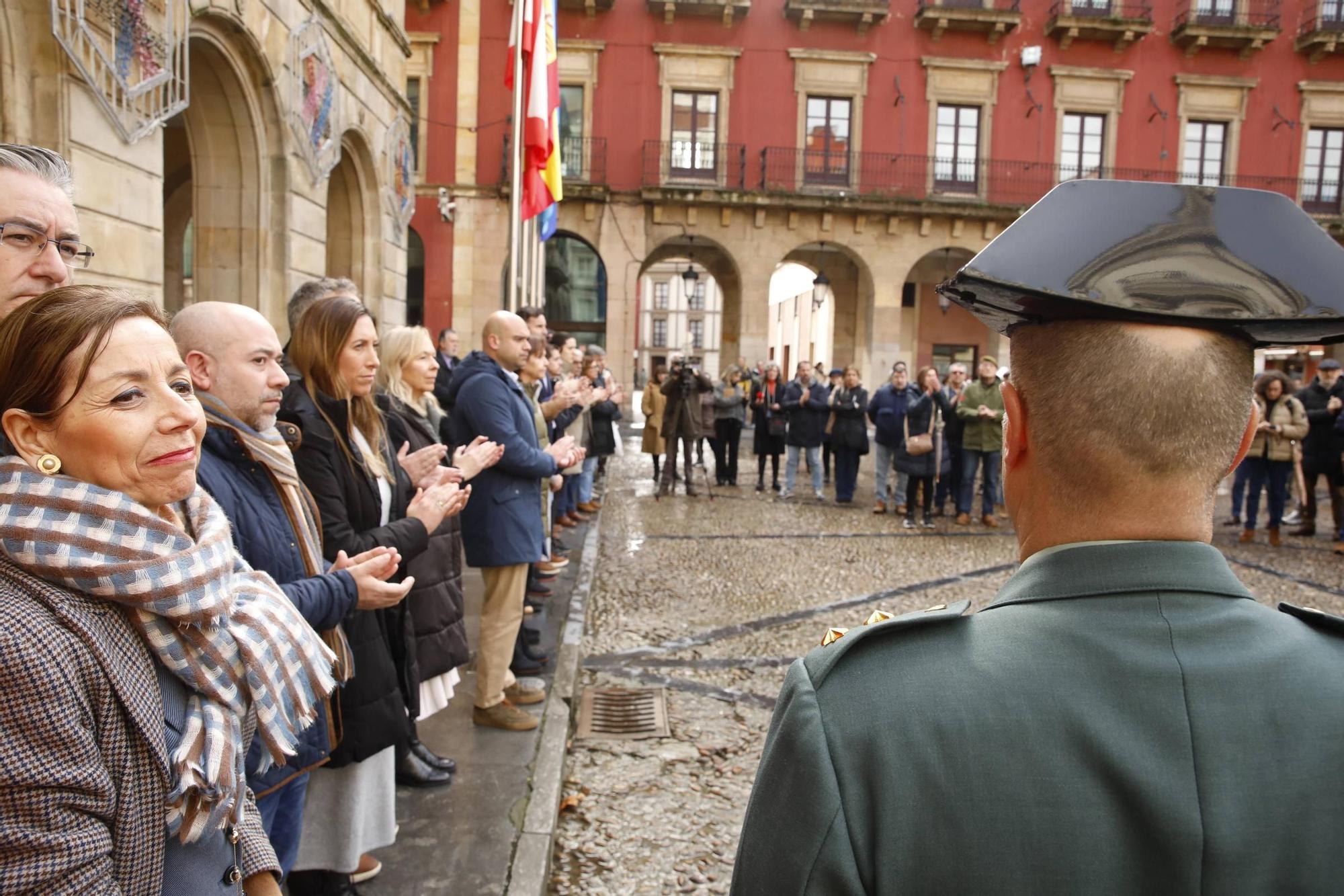 El minuto de silencio en Gijón por los dos guardias civiles asesinados en Barbate, en imágenes