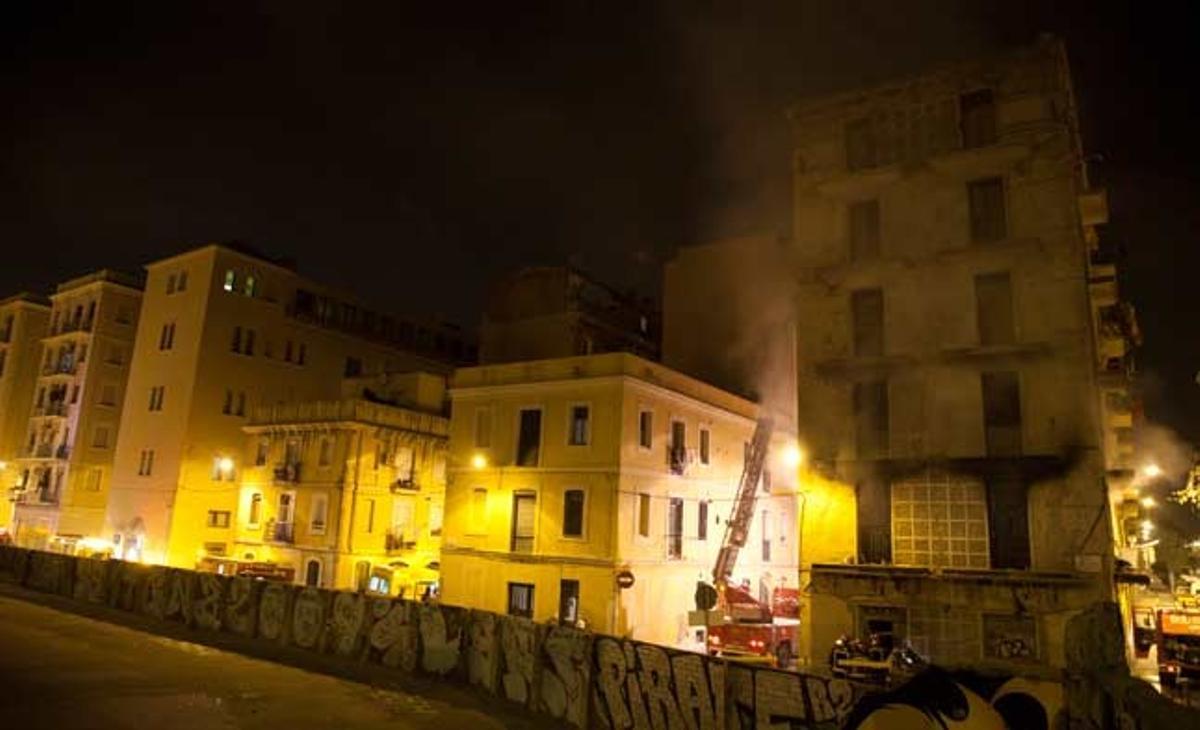 Incendi declarat en un edifici en rehabilitació a la Barceloneta. És la segona vegada en poc mesos que hi ha foc en aquest edifici.