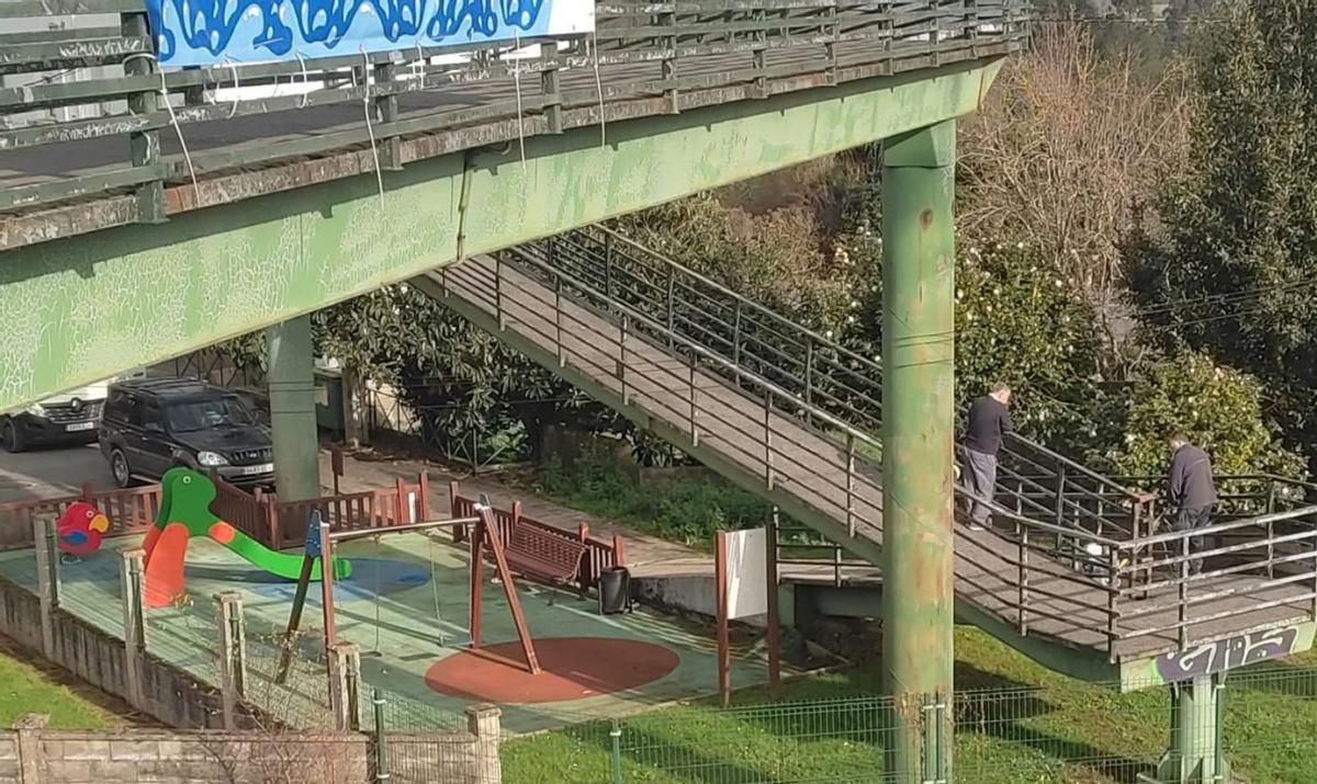 Operarios municipales realizan obras de mejora en la pasarela de Infesta. |   // LA OPINIÓN