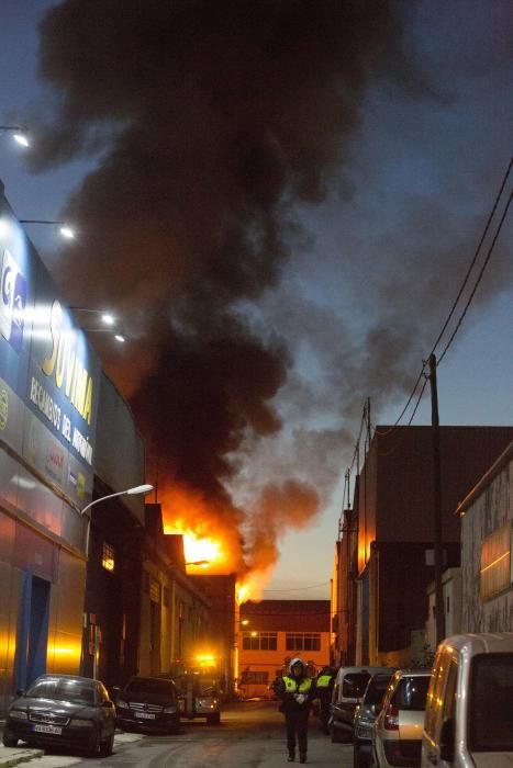 Incendio en una nave de la calle Benejama de Alicante