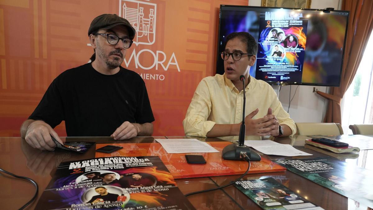 El mago Paco González y el concejal Pablo Novo presentan los ciclos de magia.