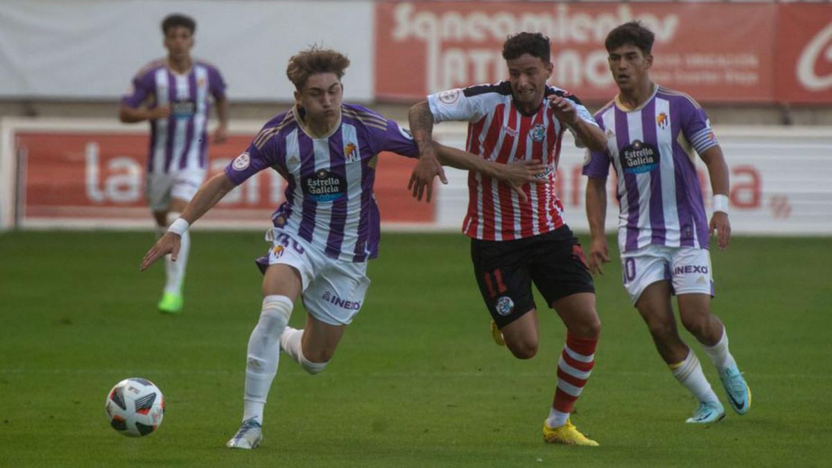 Ander disputa el balón con los defensas pucelanos.  | |  EMILIO FRAILE