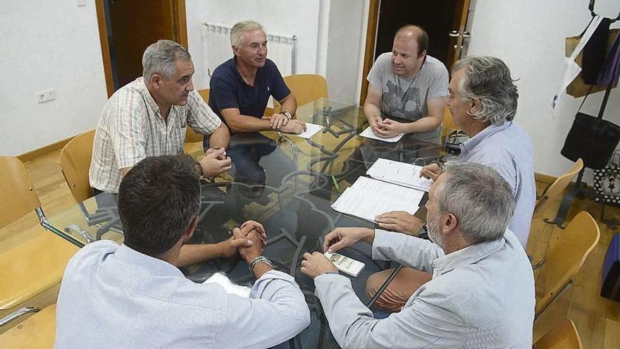 Asistentes a la reunión de ayer en Caldas. // Noé Parga