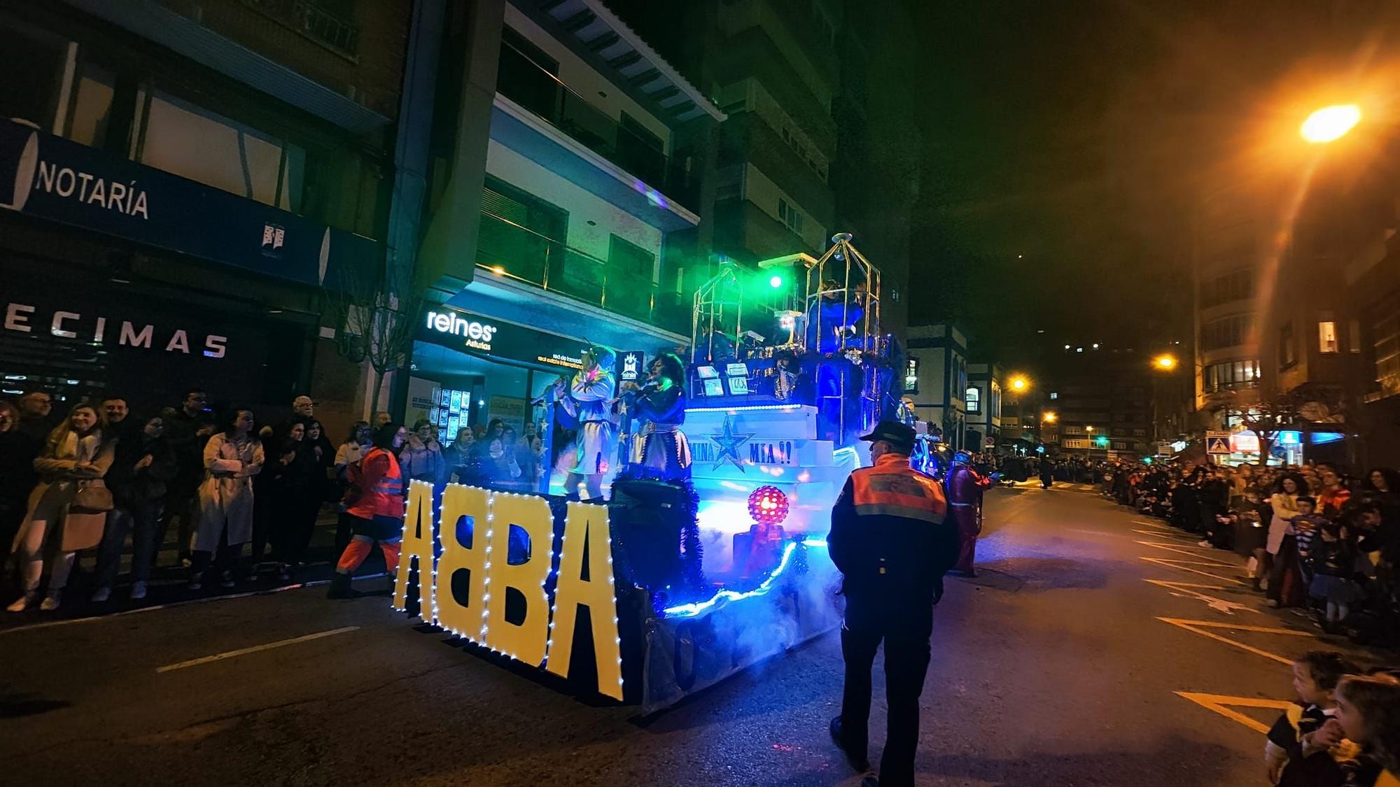 Así es el Antroxu de Mieres, con la truchona, Abba y hasta Depredador por las calles