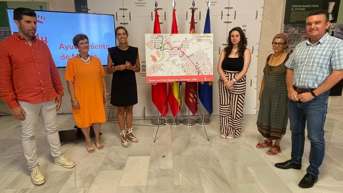 La edil Carmen Fructuoso, con Eva Garcés, Belén López y representantes de UMU en Bici