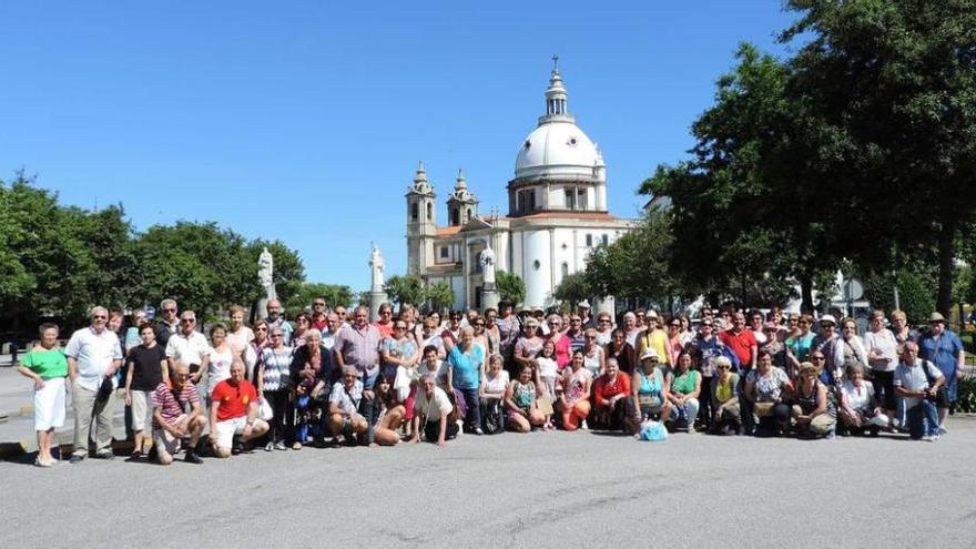 &quot;Los Ríos&quot; moviliza a un centenar de vecinos en su viaje a Galicia y Portugal