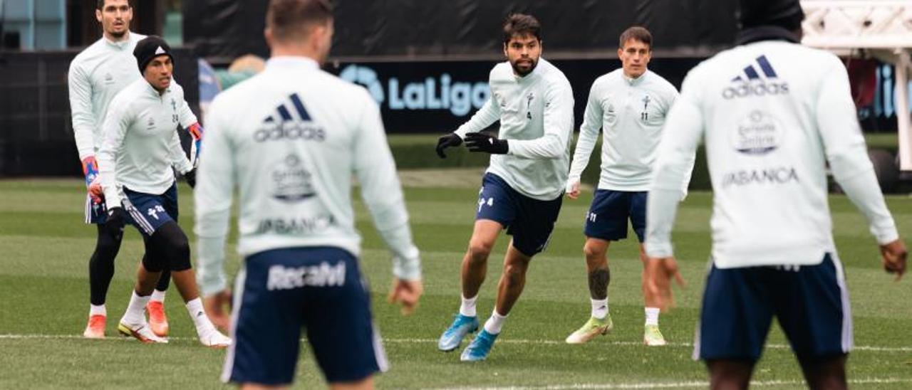 Murillo, Araújo y Cervi, frente a Galán y Aidoo, de espaldas, durante el entrenamiento celebrado ayer por el Celta en Balaídos. // RCCV