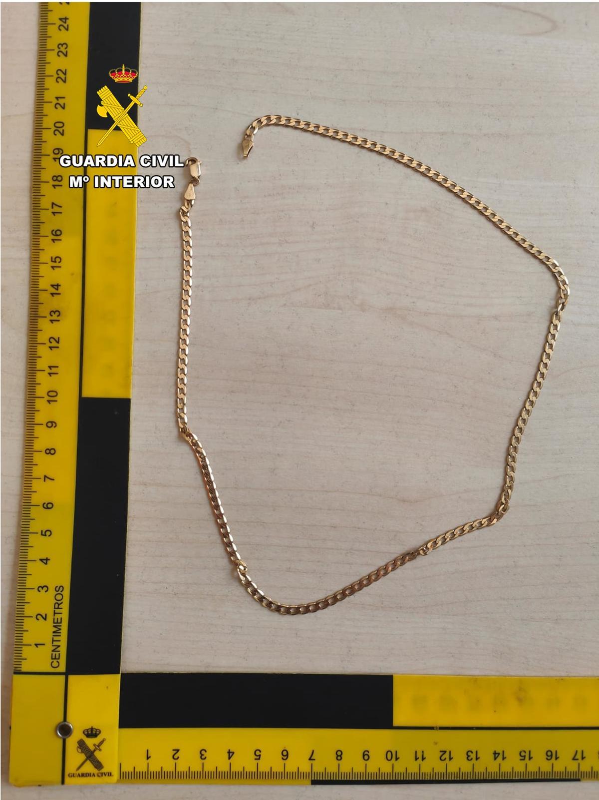 Collar de oro sustraído y recuperado por los agentes