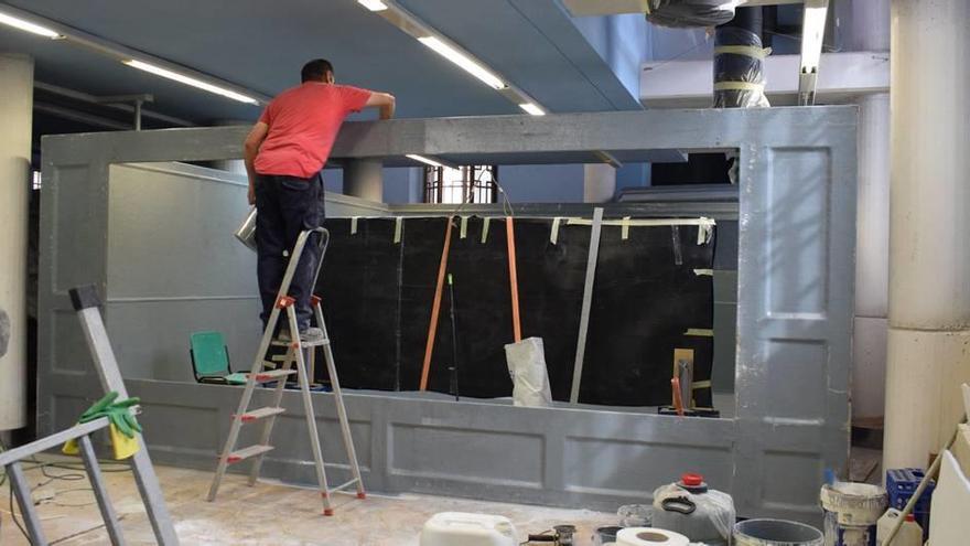 Obras para albergar el nuevo tanque en el acuario de la UMU. GABRIEL ESCOBAR