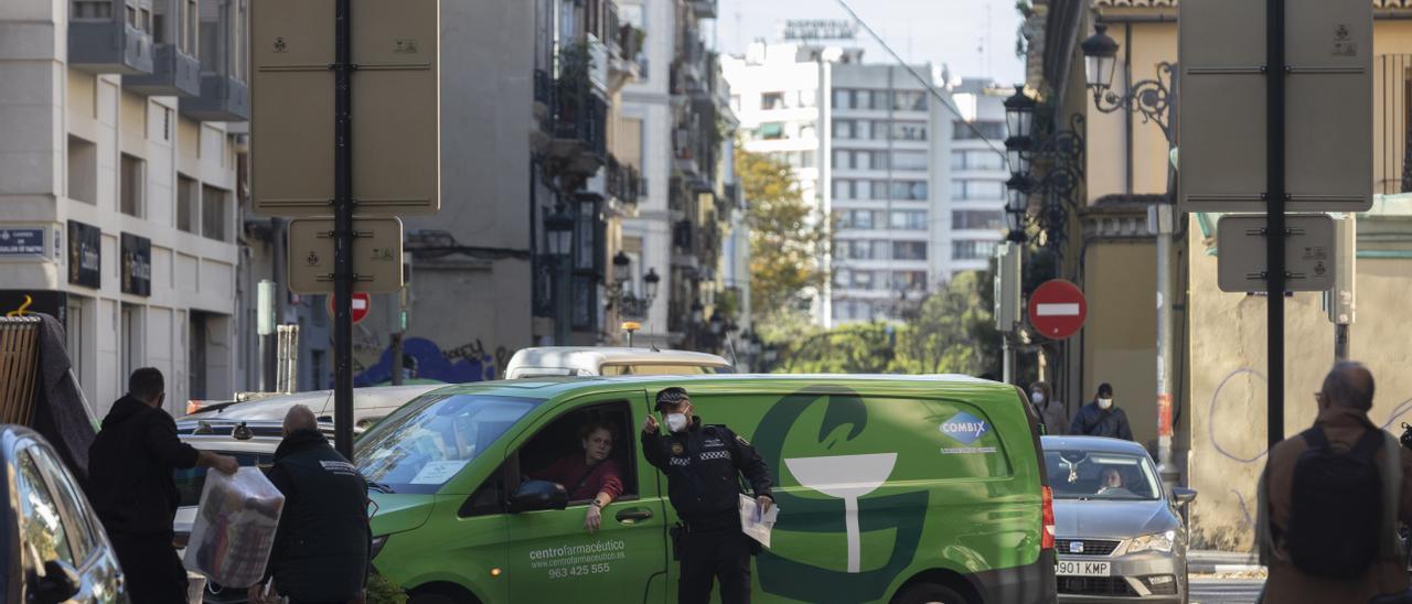 Detalle de una de las cámaras de control de acceso a la APR de Ciutat Vella Nord. En la imagen, un policía explica a un conductor cómo acceder al área.