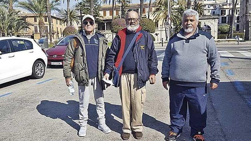 Antonio Ãlvarez Carrasco, Ãlvaro Aguirre Presa y Fernando Mogica MuÃ±oz, en el muelle de Palma.