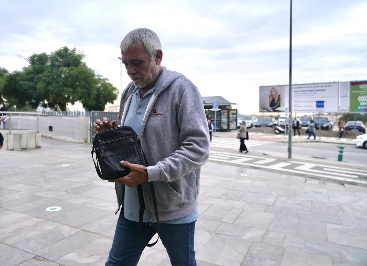 La expareja de Lucía Garrido, a su llegada ayer a la Ciudad de la Justicia