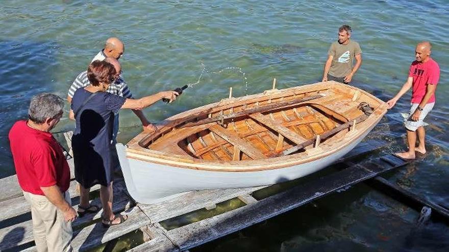 El colectivo Sueste botó el barco tradicional &quot;Domaio&quot;. // Marta G. Brea