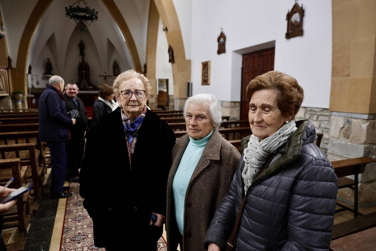 Por la izquierda, Carmina Real, María Rodríguez y Pilar Díaz, al término de la misa.