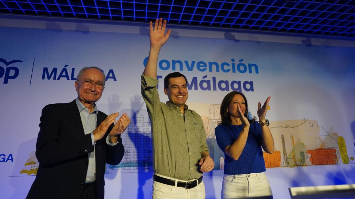 Francisco de la Torre, Juanma Moreno y Patricia Navarro, en la clausura de la convención del PP de Málaga.