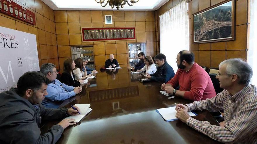 Faustino Zapico, durante la reunión con los directores de los colegios de Mieres.