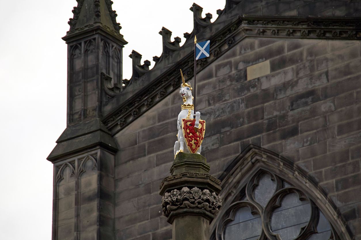 El unicornio preside gran parte de los monumentos escoceses, como este en el Royal Mile de Edimburgo