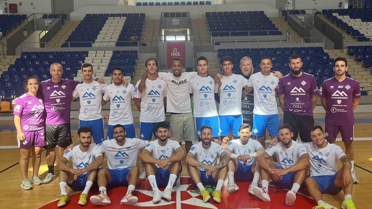 Higor posa junto a toda la plantilla del Palma Futsal en el día de su despedida.
