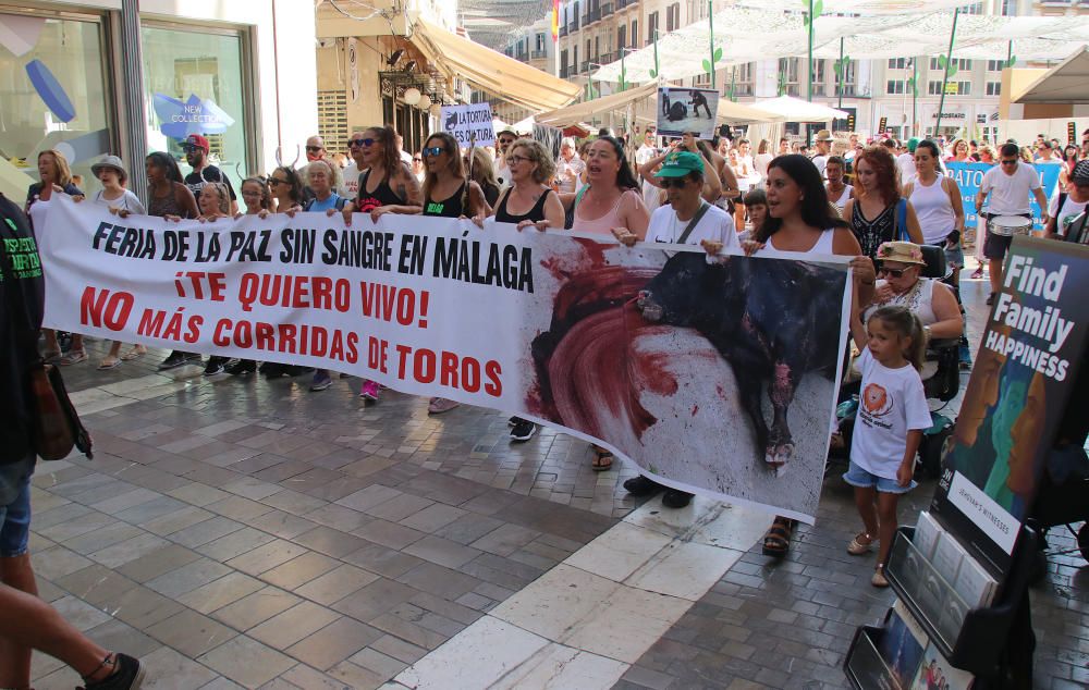 Centenares de personas se unen en Málaga contra la tauromaquia