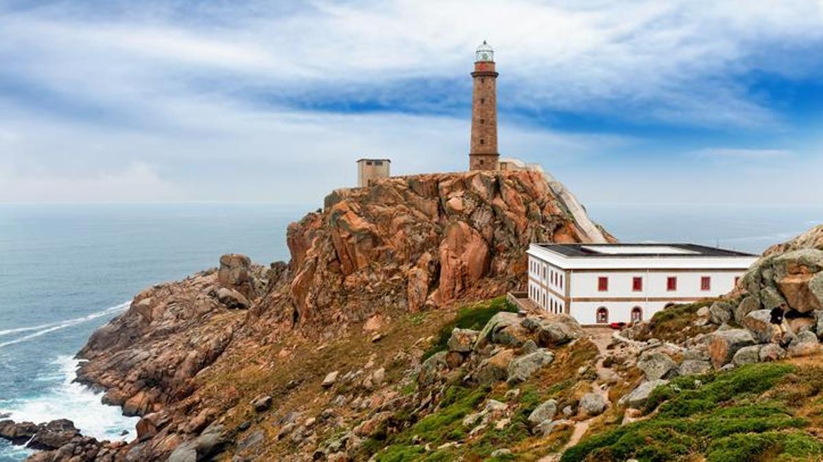 La torre se alza 25 metors sobre la cima del peñón