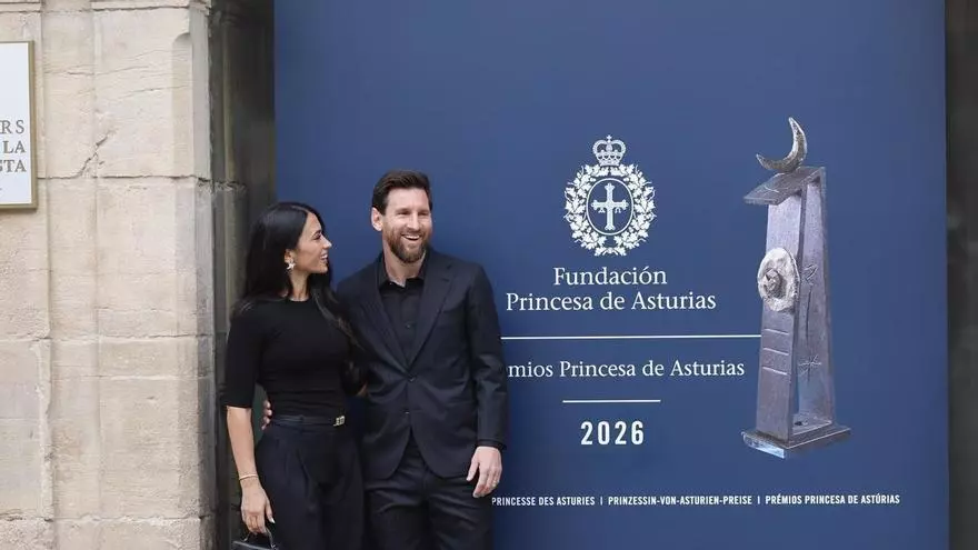 VÍDEO | Leo Messi ya saluda a Asturias: así fue la multitudinaria llegada del astro argentino al Reconquista