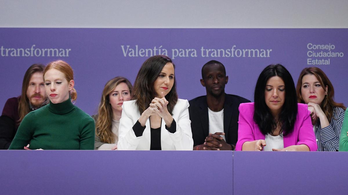 (I-D) La secretaria Organización de Podemos y secretaria de Estado de Agenda 2030, Lilith Verstrynge; la secretaria general de Podemos y ministra de Derechos Sociales y Agenda 2030, Ione Belarra; y la secretaria de Internacional y eurodiputada de Podemos,