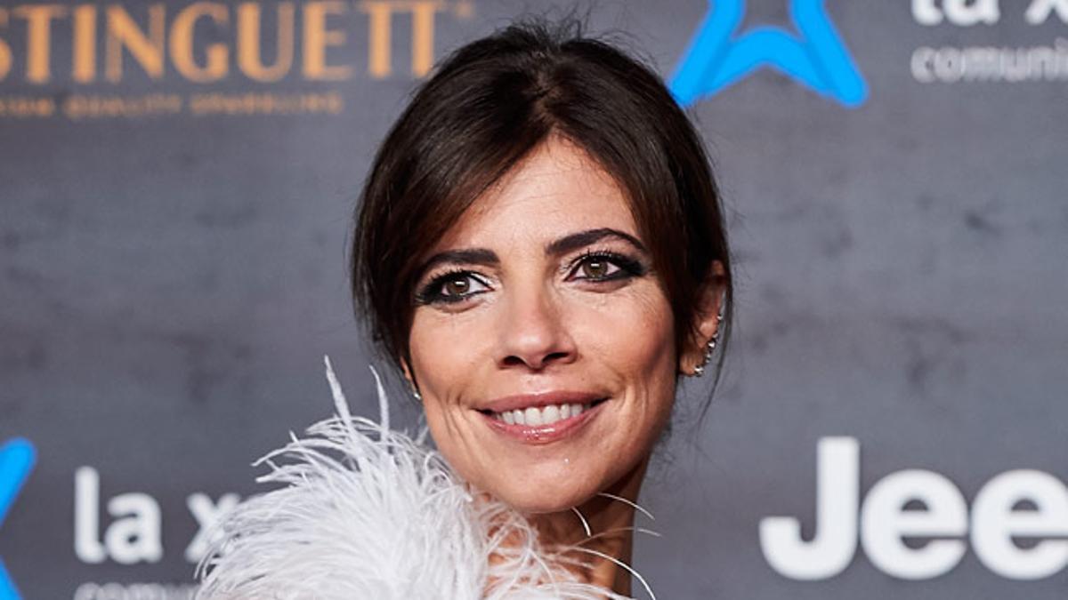 Maribel Verdú con vestido con plumas y detalle joya de Oscar de la Renta en el Festival de Cine de Sitges