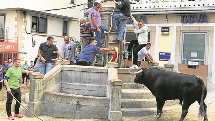 Llucena ensalza al copatrón San Miguel con misa, procesión y toros