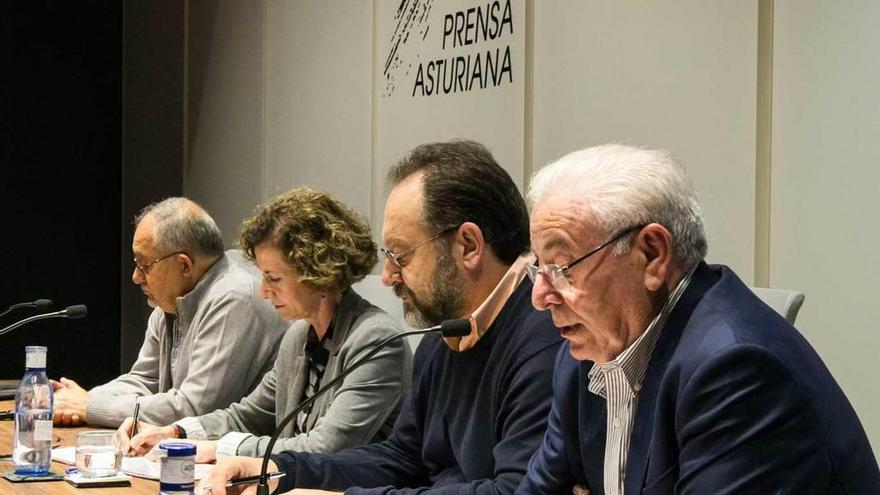 Por la izquierda, Ricardo Anadón, Yolanda Fernández, José Alba y Teófilo Rodríguez, del Consejo Asturiano del Movimiento Europeo.