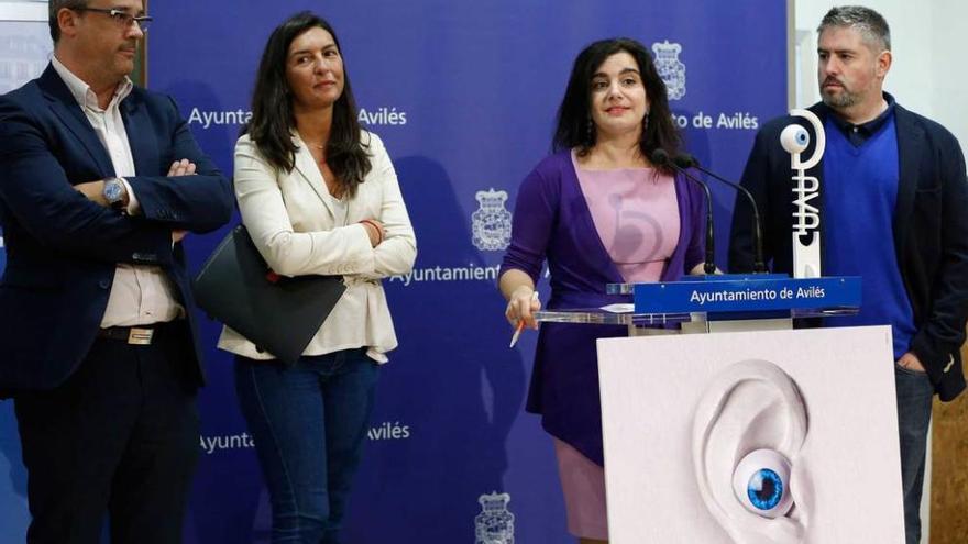 Nacho Fernández, Ana Asenjo, Yolanda Alonso y Nacho Carballo, ayer, con el cartel de los premios &quot;Gava&quot;.