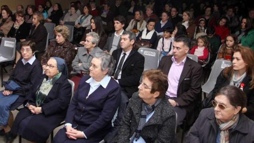 Foto "de familia" de premiadas, acompañantes, integrantes del Consello da Muller y autoridades. // Muñiz