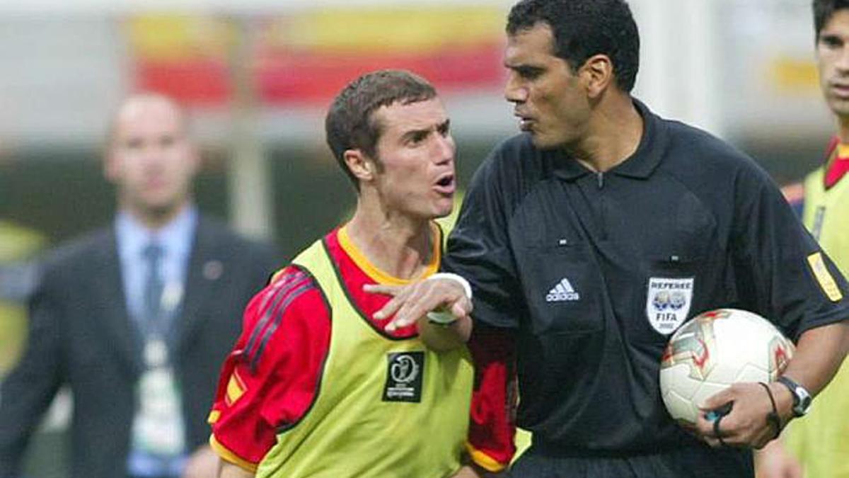 Helguera se encara con Al-Ghandour tras la eliminación de España ante Corea del Sur en el Mundial del 2002.