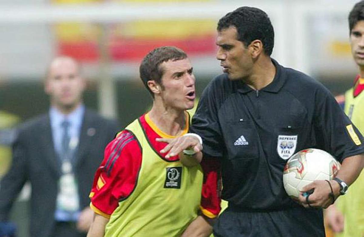 Helguera se encara con Al-Ghandour tras la eliminación de España ante Corea del Sur en el Mundial del 2002.