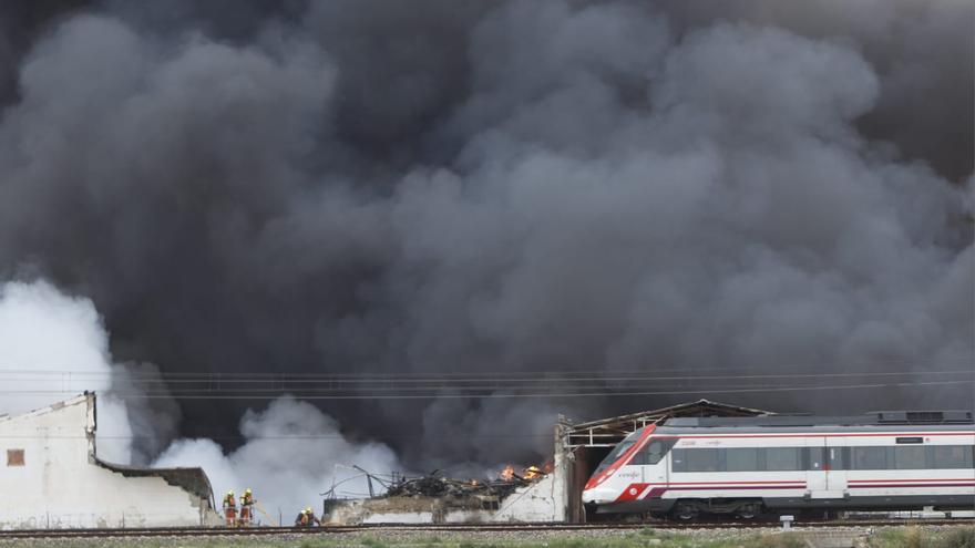 Un virulento incendio arrasa seis de las siete naves de la valenciana Cecotec en Sollana
