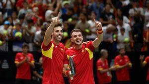 La pareja española Pedro Martínez (d) y Marcel Granollers celebran la victoria ante los australianos Matthew Ebden y Max Purcell en su partido de la manga por la primera plaza del Grupo B de la Fase Final de la Copa Davis en la última jornada de la competición, este domingo en Valencia.